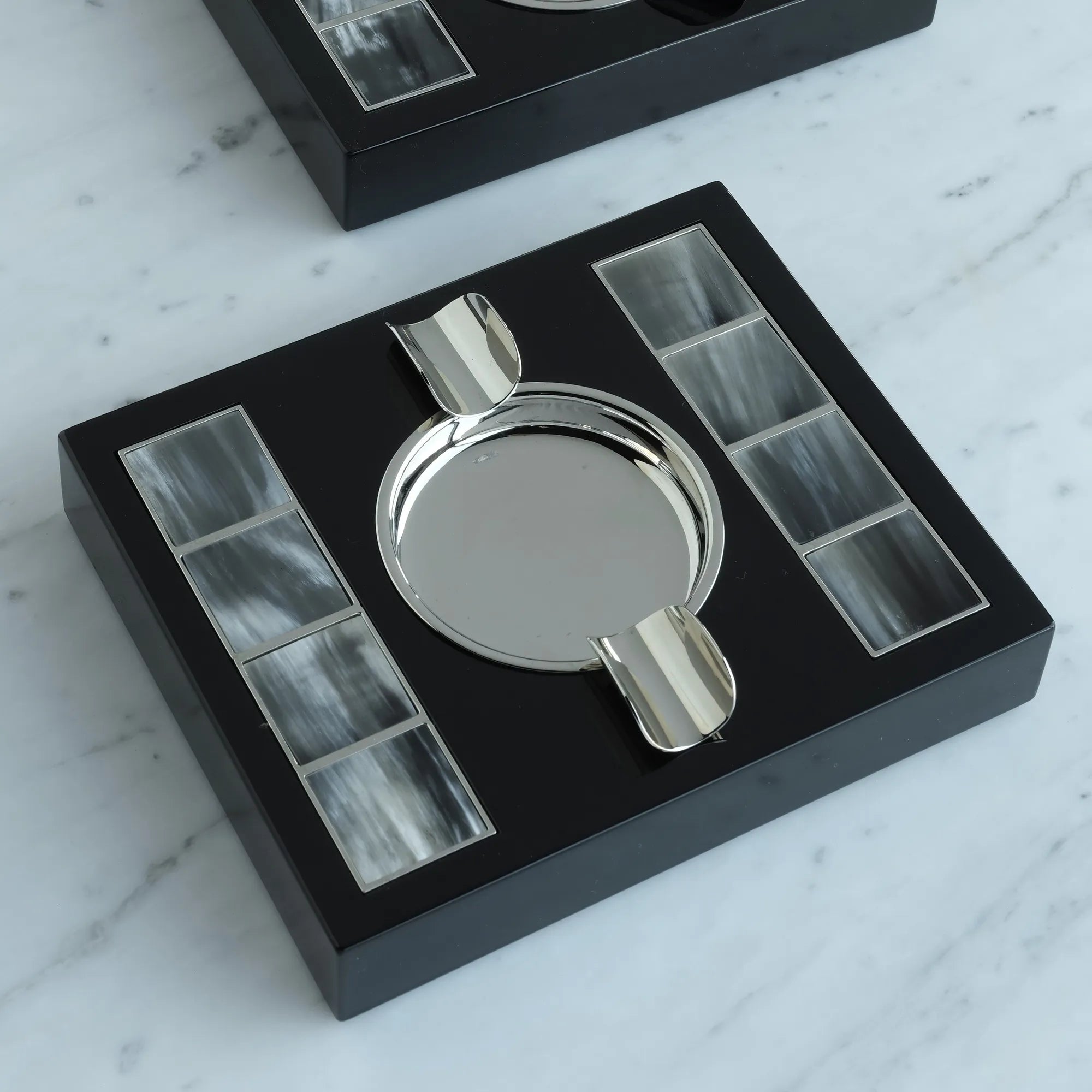 منفضة سجائر مستطيلة بقاعدة مطلية باللك وموزاييك من قرن طبيعي