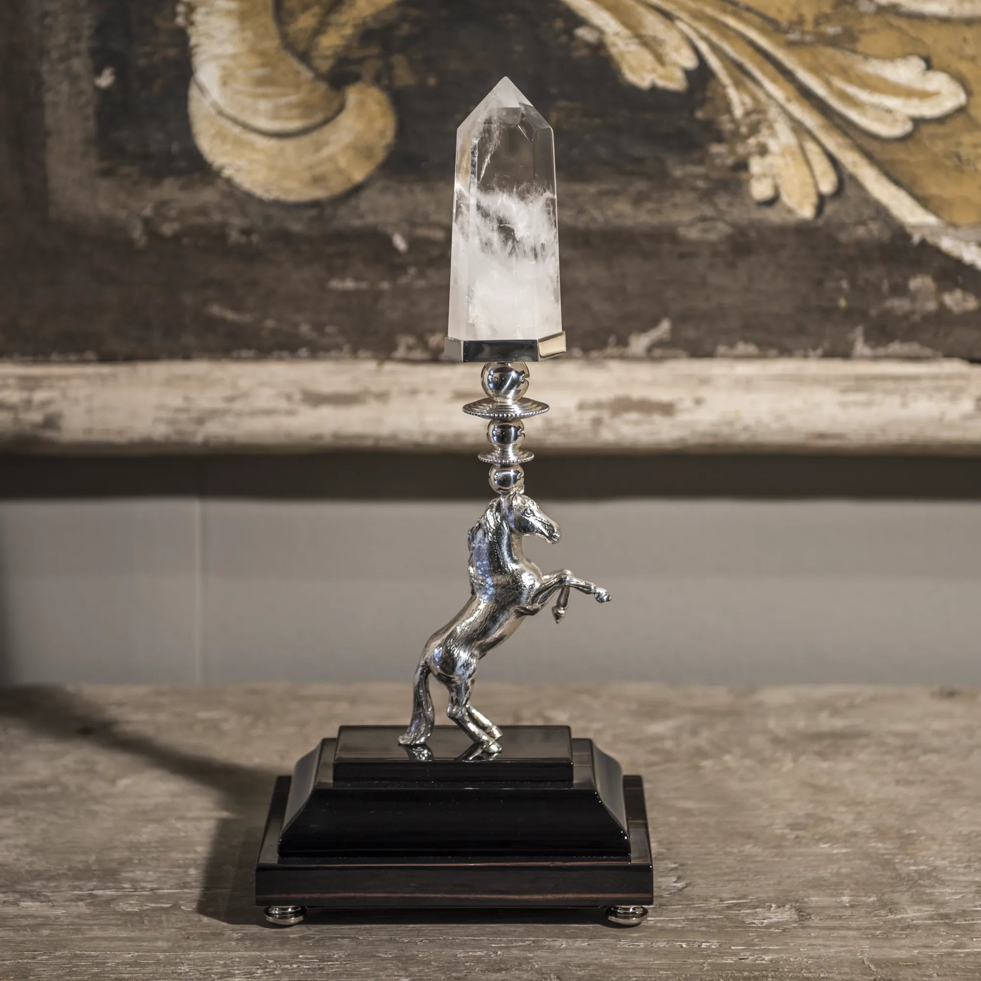 تمثال حصان فضي بكريستال طبيعي على قاعدة من خشب الأبنوس