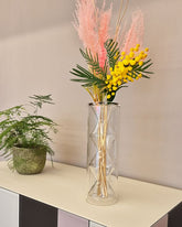 مزهرية بتصميم من الزجاج