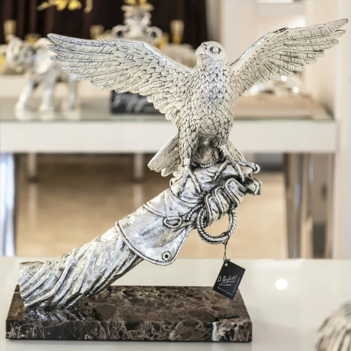صقر فضي واقف على ذراع – تمثال فني فاخر