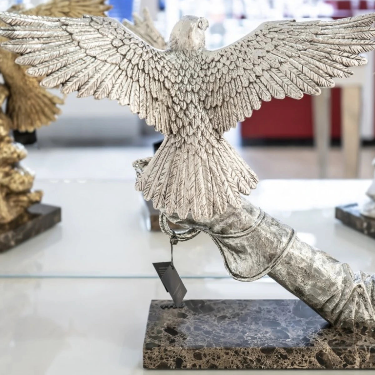 صقر فضي واقف على ذراع – تمثال فني فاخر