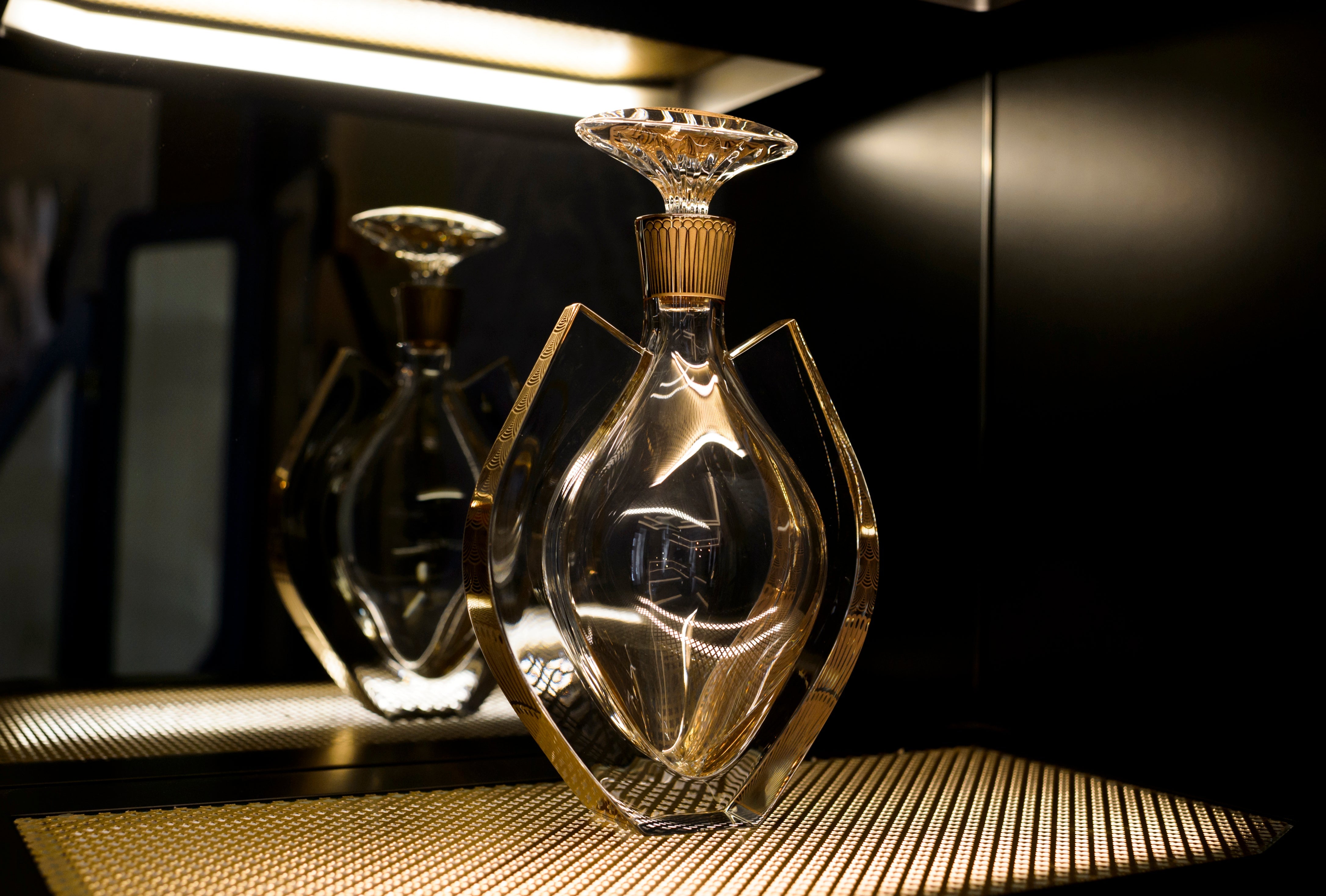 Case with bottle with Gold - LAZADO