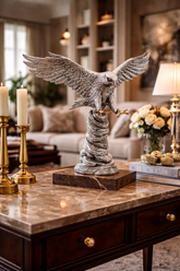 تمثال صقر فضي يهبط – قطعة فنية فاخرة