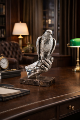 صقر فضي على يد – تمثال فني راقٍ