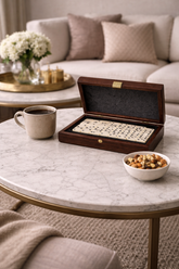 لعبة الدومينوز في صندوق خشبي فاخر بخشب جوز كالفورنيا