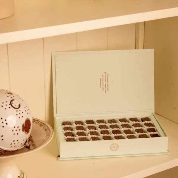 علبة بونبون فاخرة بـ 8 نكهات طبيعية (40 قطعة – 400 جم)