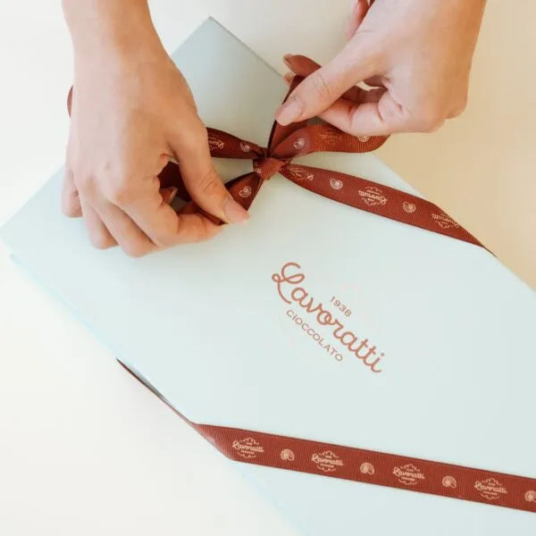 علبة بونبون فاخرة بـ 8 نكهات طبيعية (40 قطعة – 400 جم)