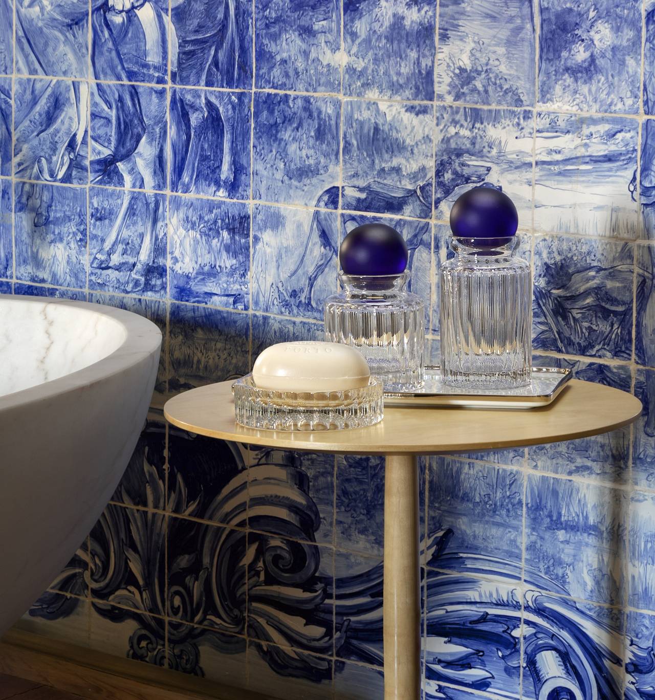 Les Bains - Large Box Blue Ball - LAZADO