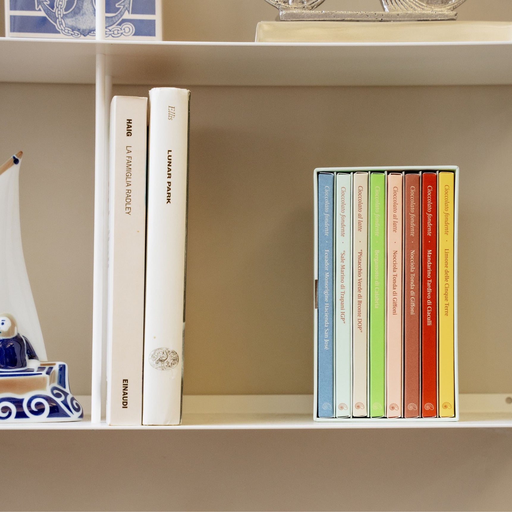 شوكولاتة على شكل مكتبة الكلاسيكية - 640 غرام