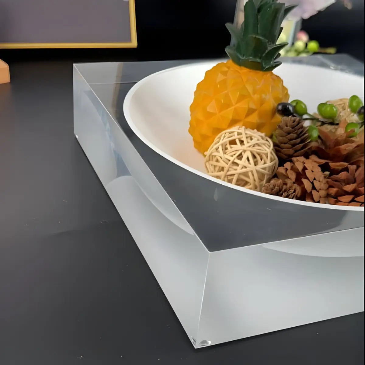 وعاء أكريليك مركزي – لون أبيض أنيق