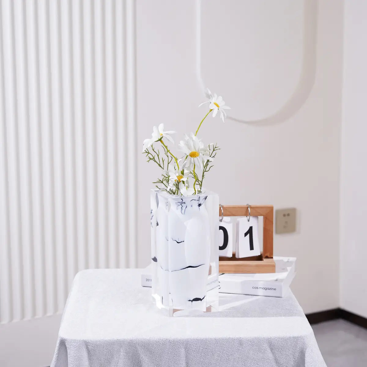 Taibai Acrylic Art Vase – White Mottle