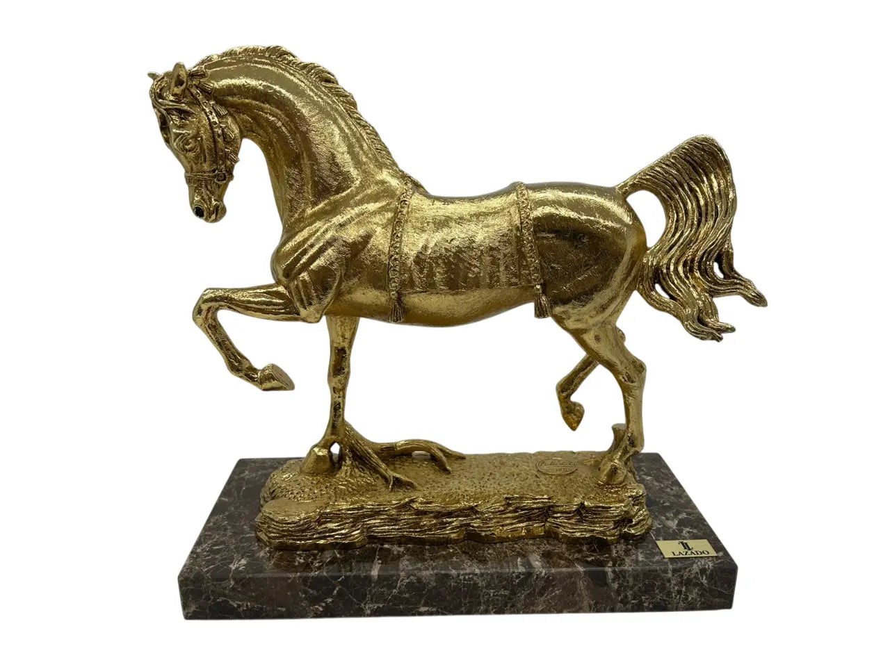 تمثال الحصان العربي المطلي بالذهب