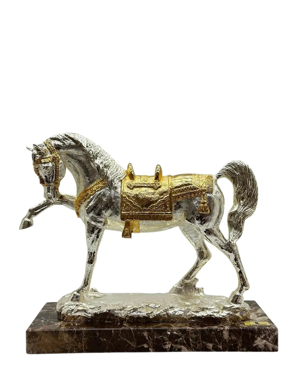 تمثال الحصان الفضي بالحُلي الذهبية – القدم اليمنى مرفوعة