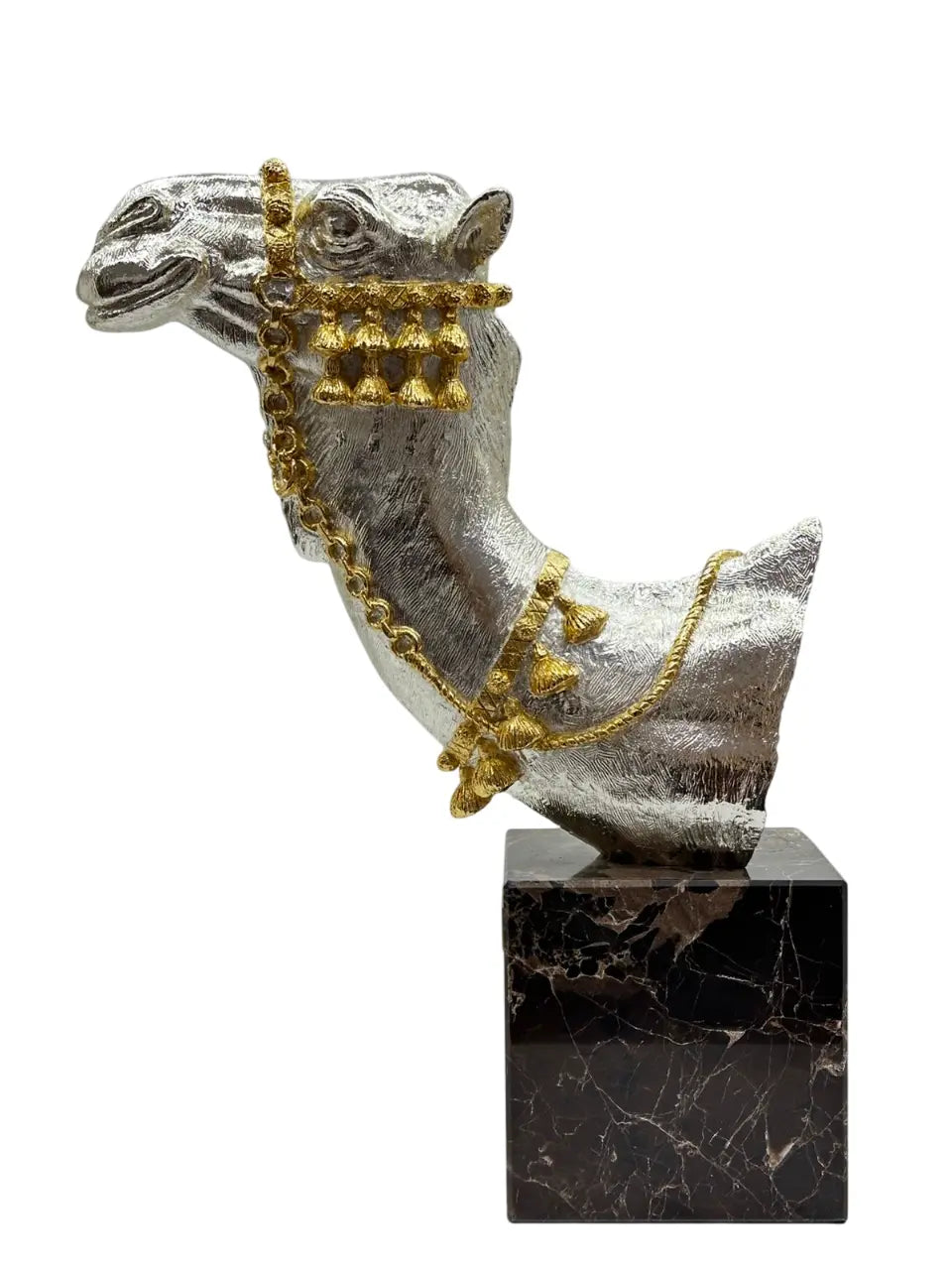 تمثال نصفي للجمل بالفضة والحُلي الذهبية