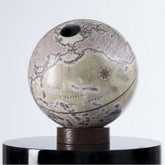 كرة أرضية مكتبية Orbis – أخضر سيج – قاعدة خشب زان بتشطيب يدوي