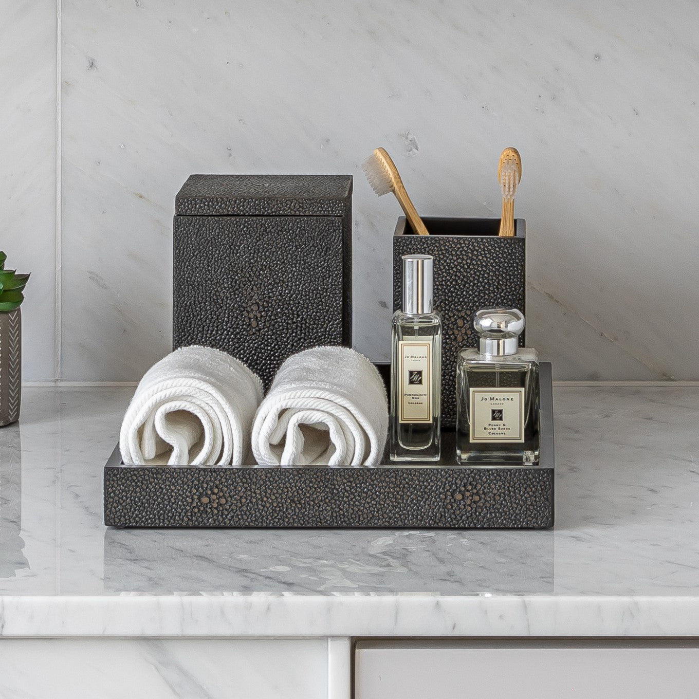 صندوق مناديل مربع فاخر "تشيلسي" – جلد ساجرين شوكولاتة