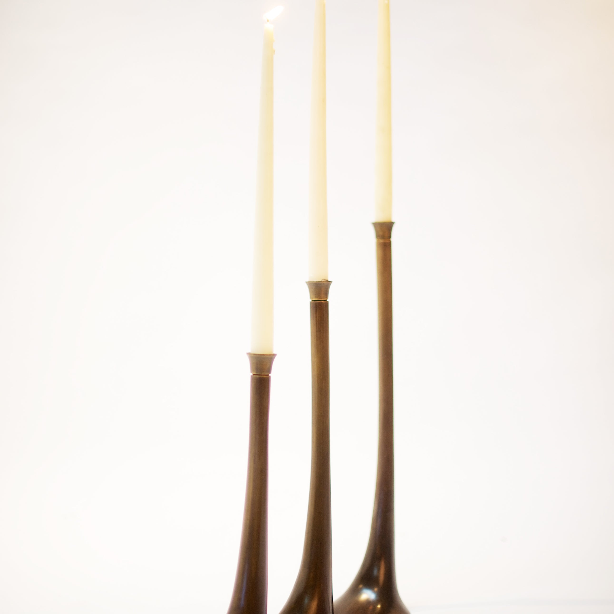 شمعدان فاخر من خشب الدردار – برونز عتيق