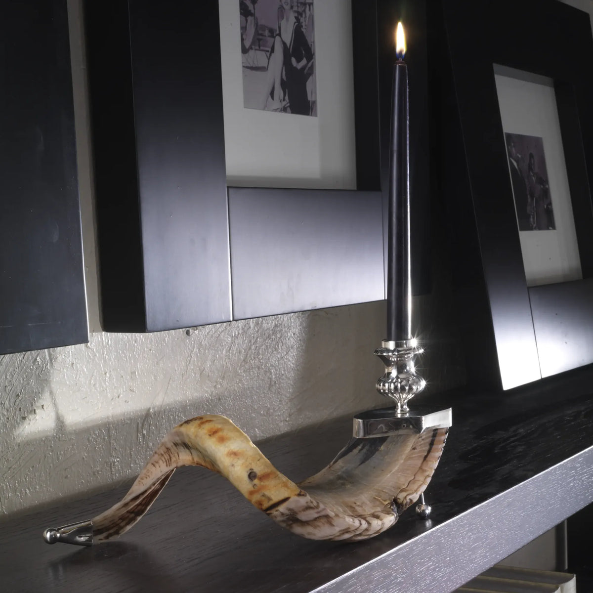 شمعدان بقرن طبيعي على قاعدة من المعدن المطلي بالفضة