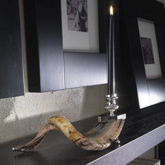 شمعدان بقرن طبيعي على قاعدة من المعدن المطلي بالفضة