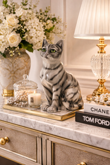 تمثال قط سيراميكي رمادي – لمسة فنية أنيقة