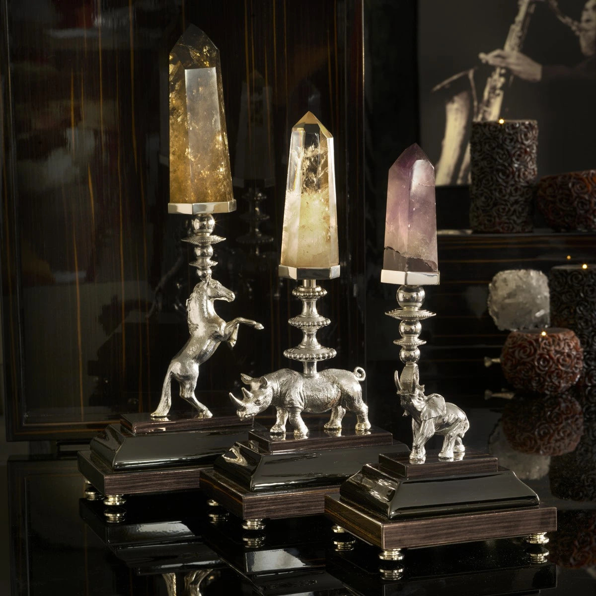تمثال حصان فضي بكريستال طبيعي على قاعدة من خشب الأبنوس
