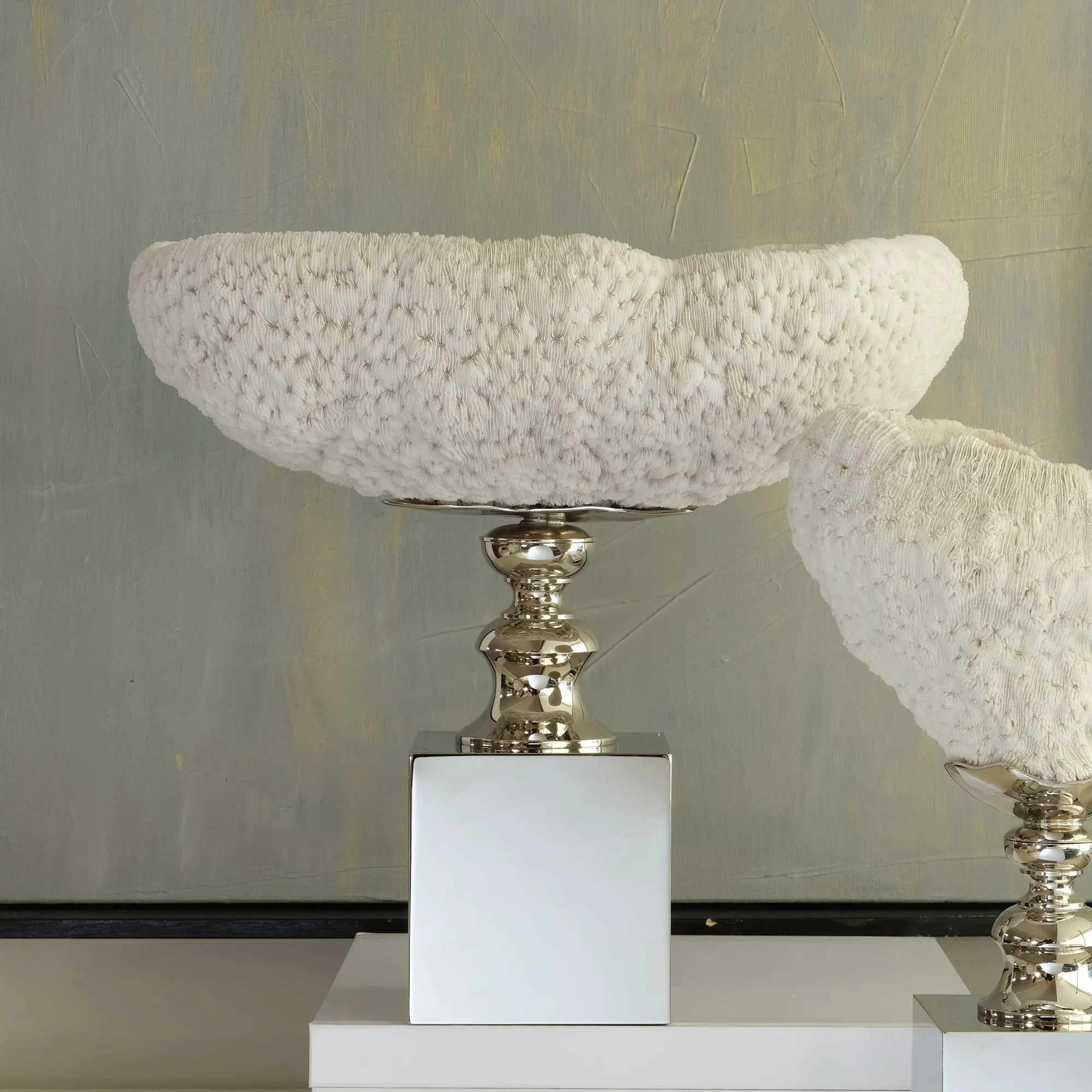 مرجان أبيض طبيعي على قاعدة من النيكل – شكل وعاء