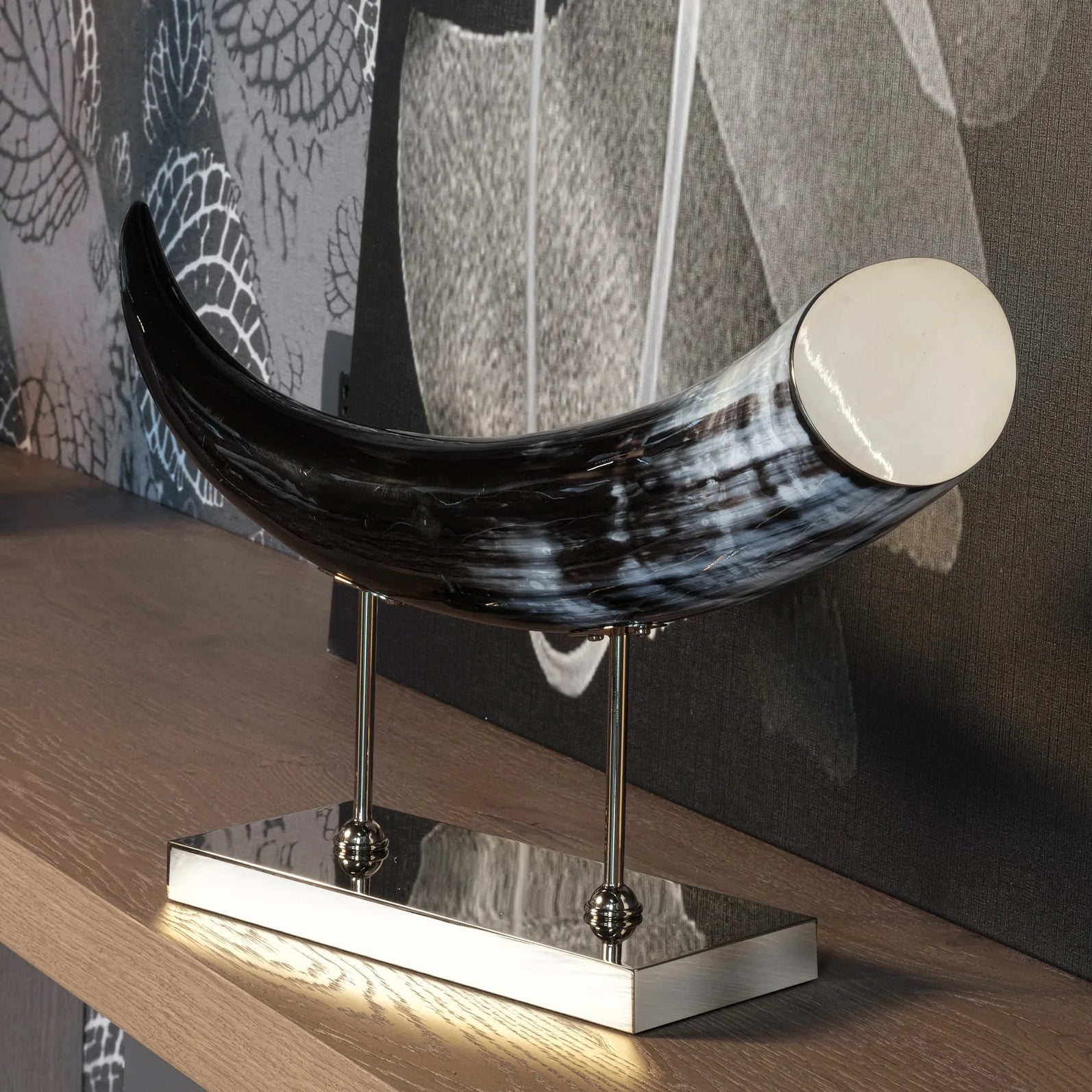 قرن زخرفي طبيعي أفقي على قاعدة من المعدن المطلي بالنيكل