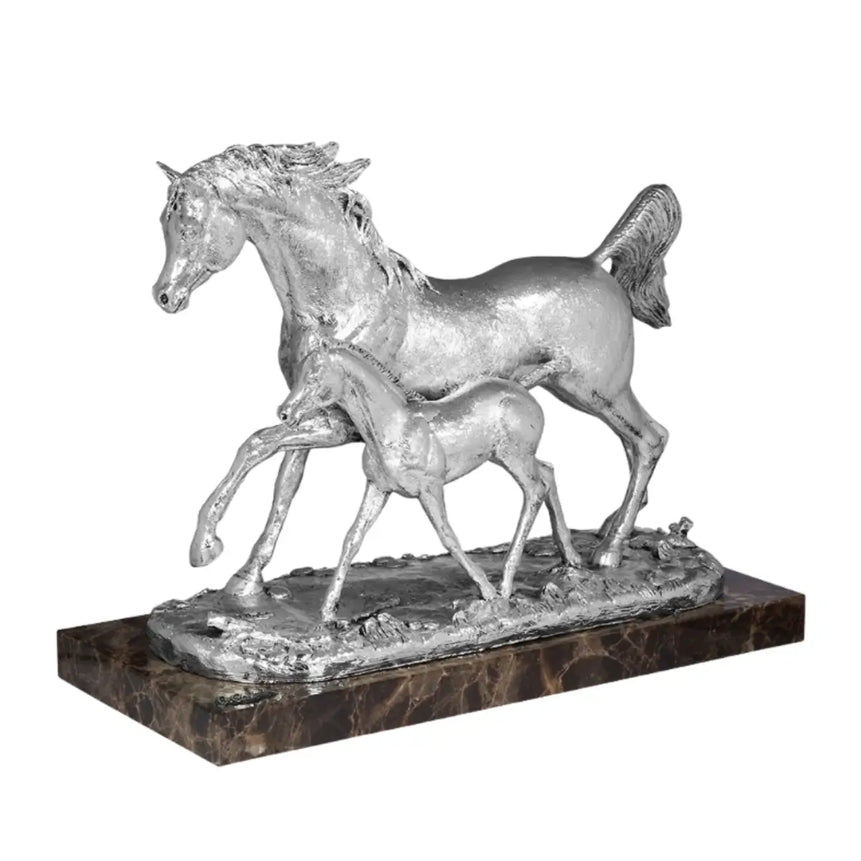 تمثال الفرس ومهرها الفضي