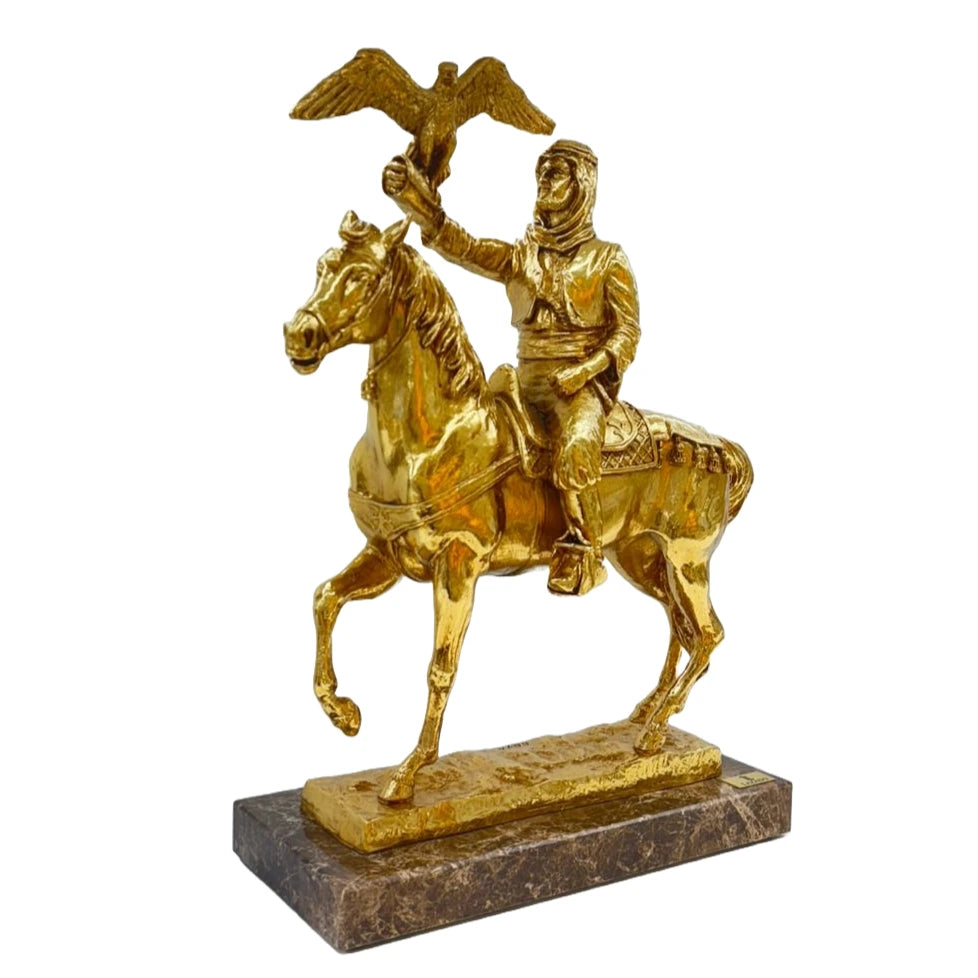 تمثال فارس عربي بالصقر الذهبي – قطعة فنية فاخرة