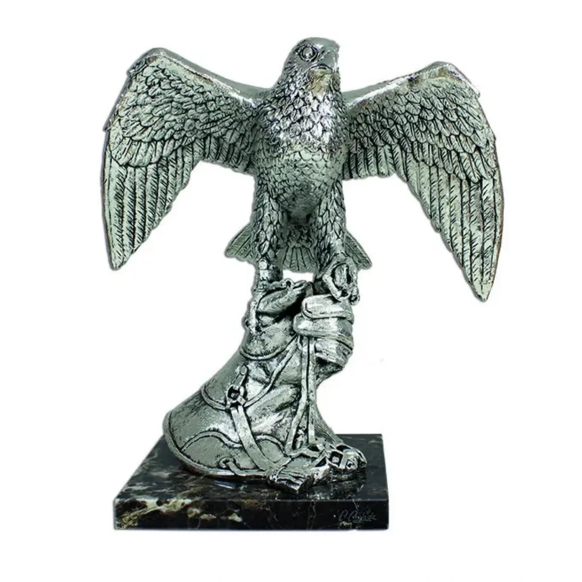 صقر فضي بأجنحة ممدودة على يد – تمثال فني فاخر