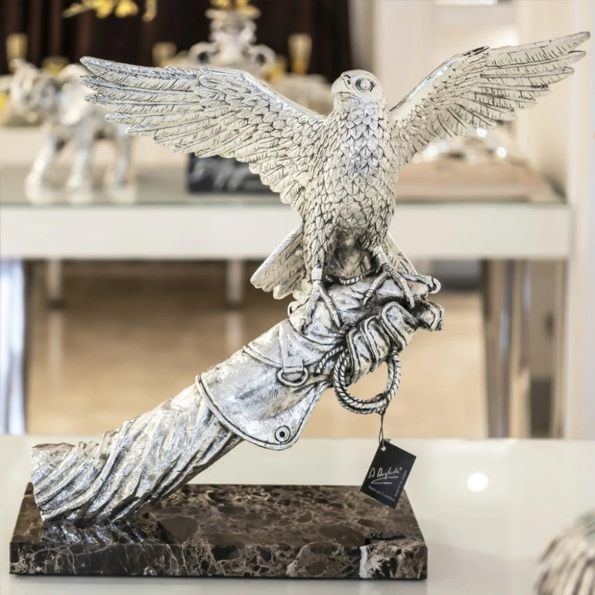 صقر فضي واقف على ذراع – تمثال فني فاخر