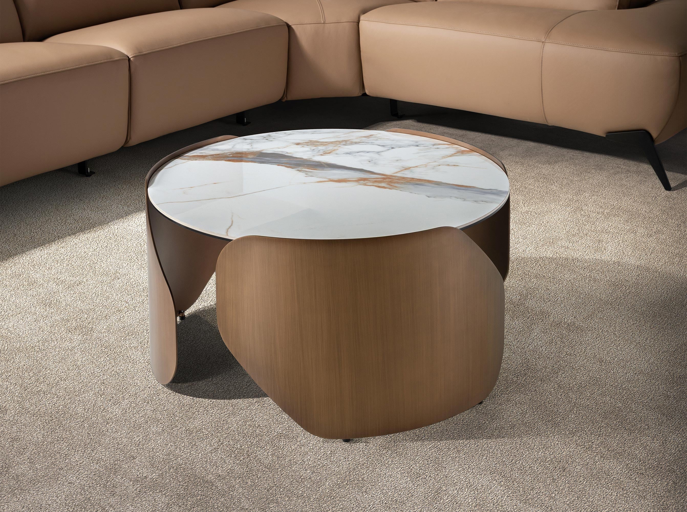 Round centre table in porcelain marble and bronze-coloured steel
