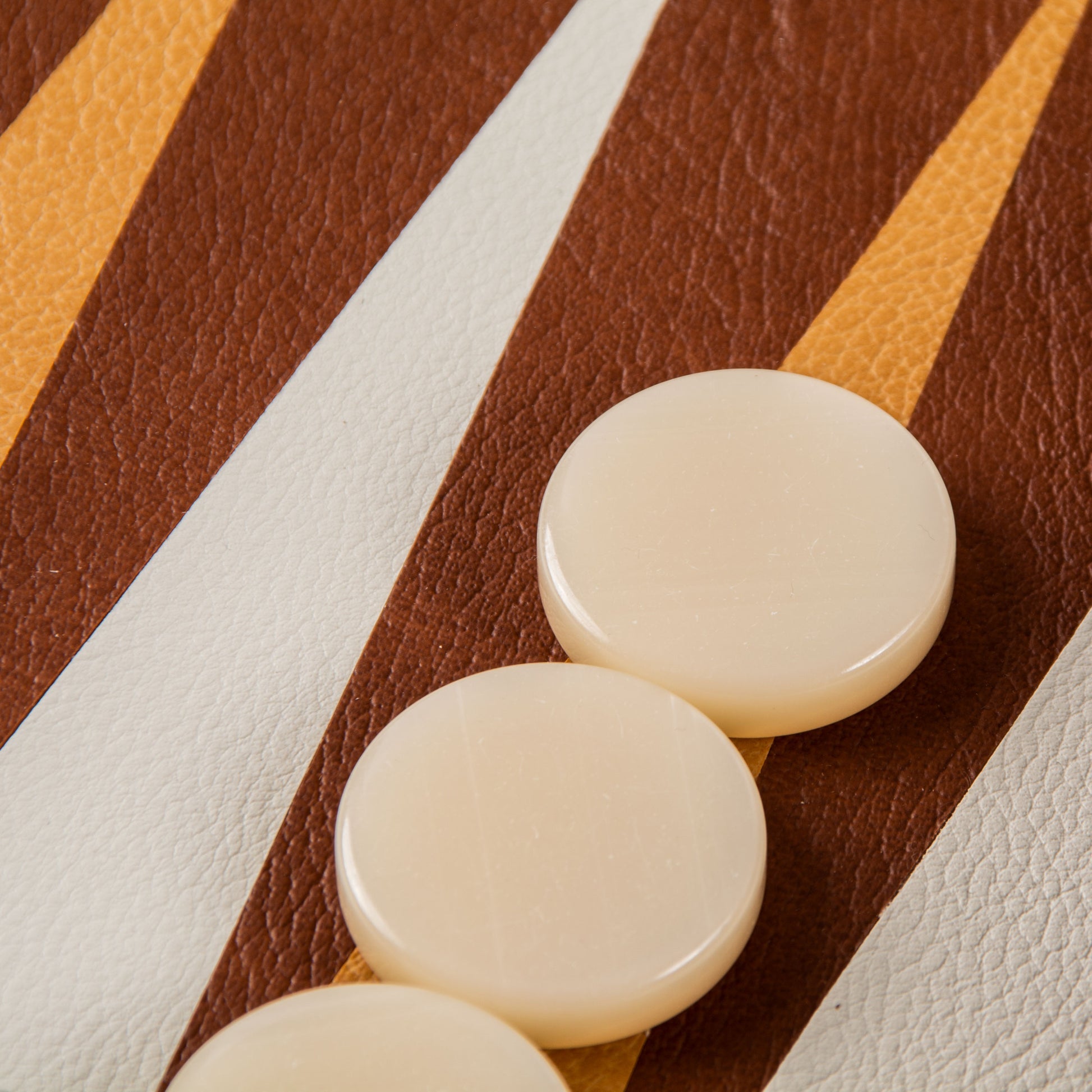 مجموعة طاولة فاخرة من الجلد المحبوك باللون البني