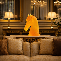 منحوتة رأس حصان من كريستال بلون الكهرمان