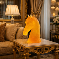 منحوتة رأس حصان من كريستال بلون الكهرمان