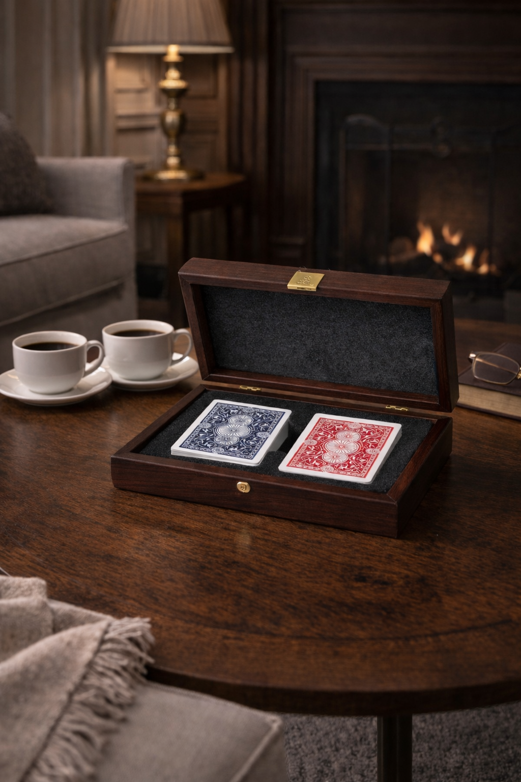 ورق لعب مغلف بجودة عالية في صندوق خشبي مع خشب جوز كاليفورنيا