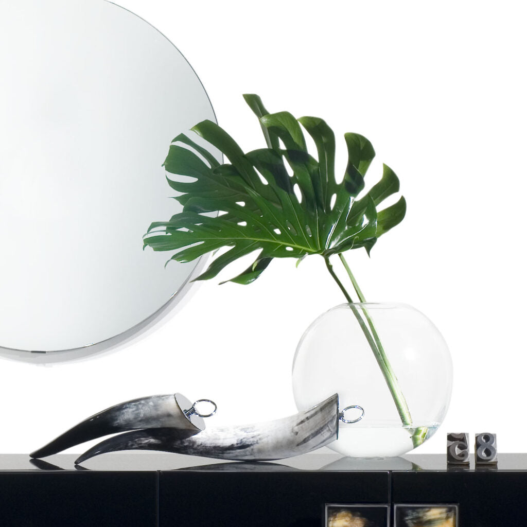 HORN CIGNO - Base in wood with lacquered black gloss finish and 24K gold plated brass. by Arcahorn - Detail View