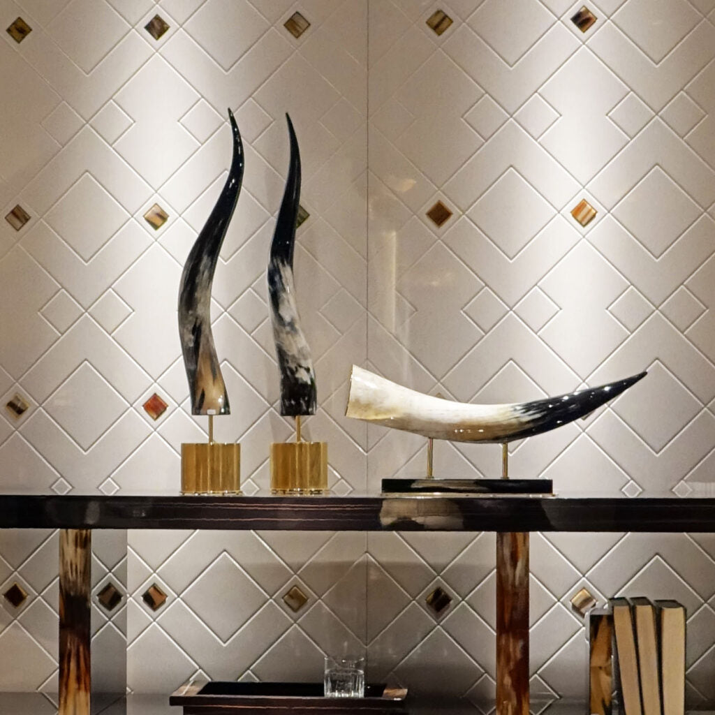 HORN CIGNO - Base in wood with lacquered black gloss finish and 24K gold plated brass. by Arcahorn - Main View
