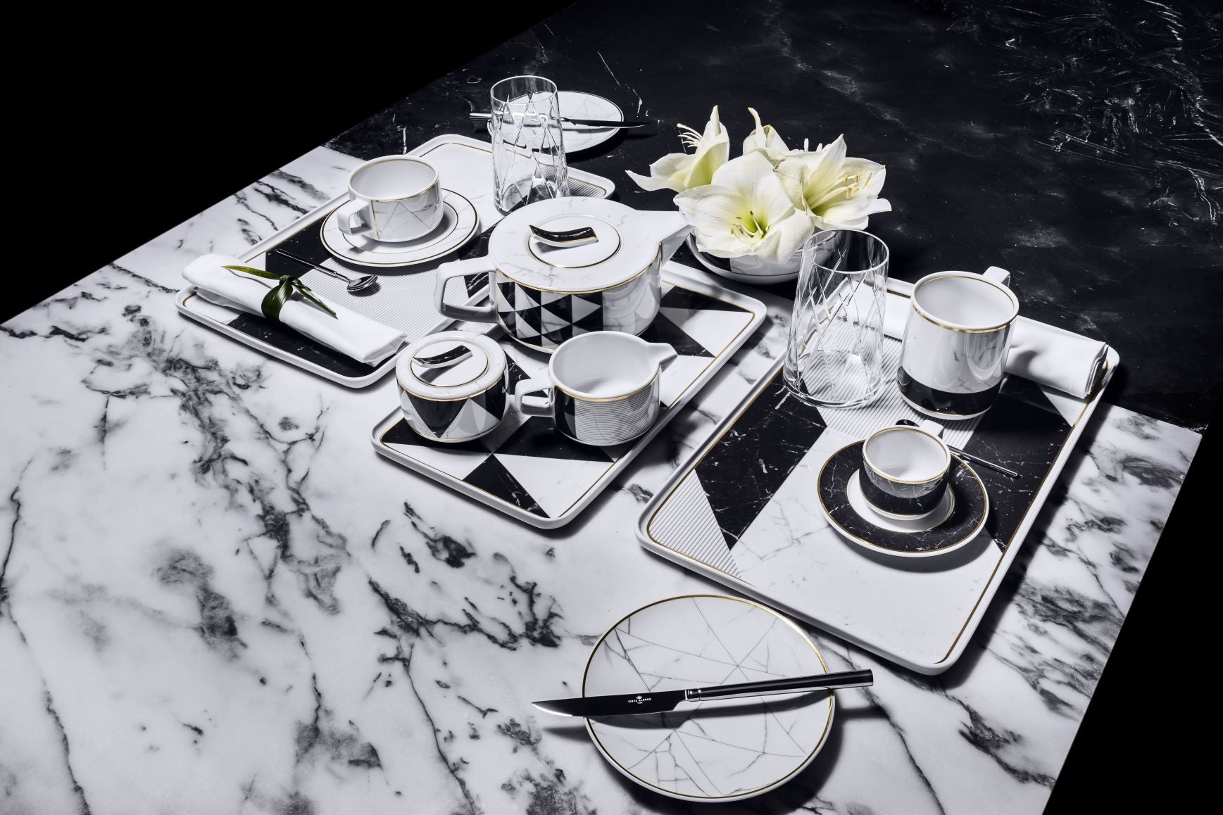 Carrara dinner plate close-up — hand-painted gold edge on premium Portuguese porcelain