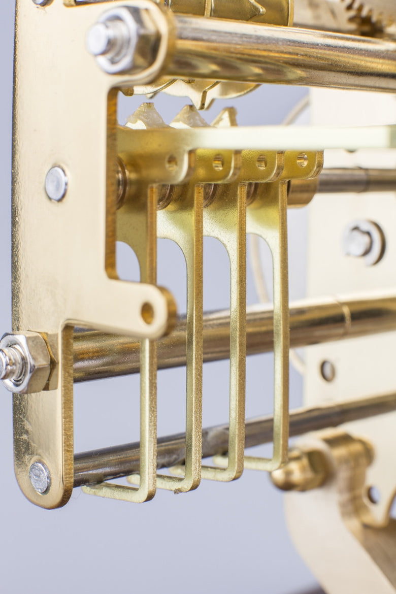 ساعة طاولة Hermle بتشطيب الجوز