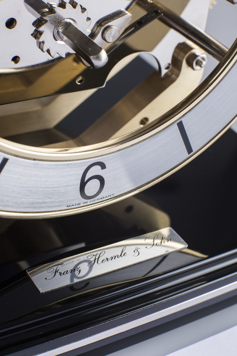 ساعة طاولة Hermle باللون الأسود