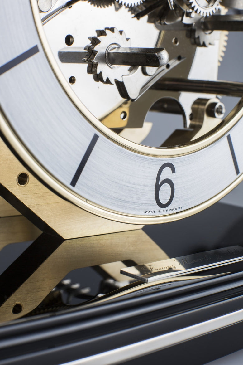 ساعة طاولة Hermle باللون الأسود