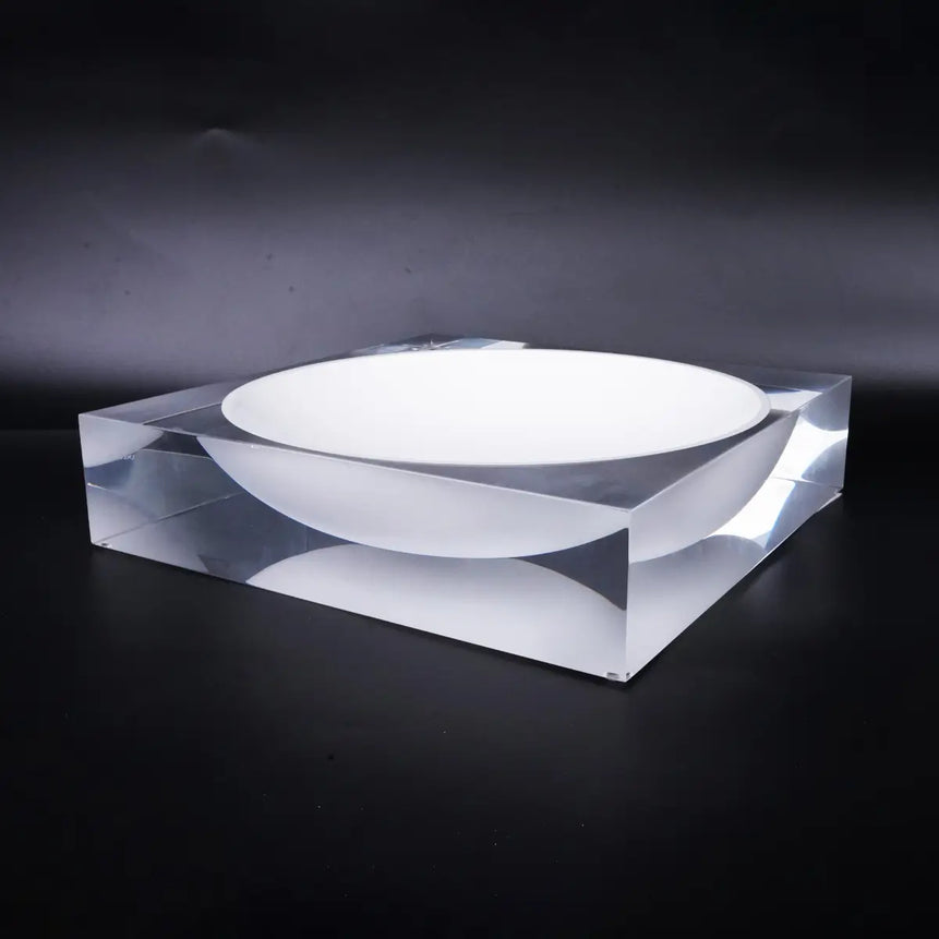 وعاء أكريليك مركزي – لون أبيض أنيق