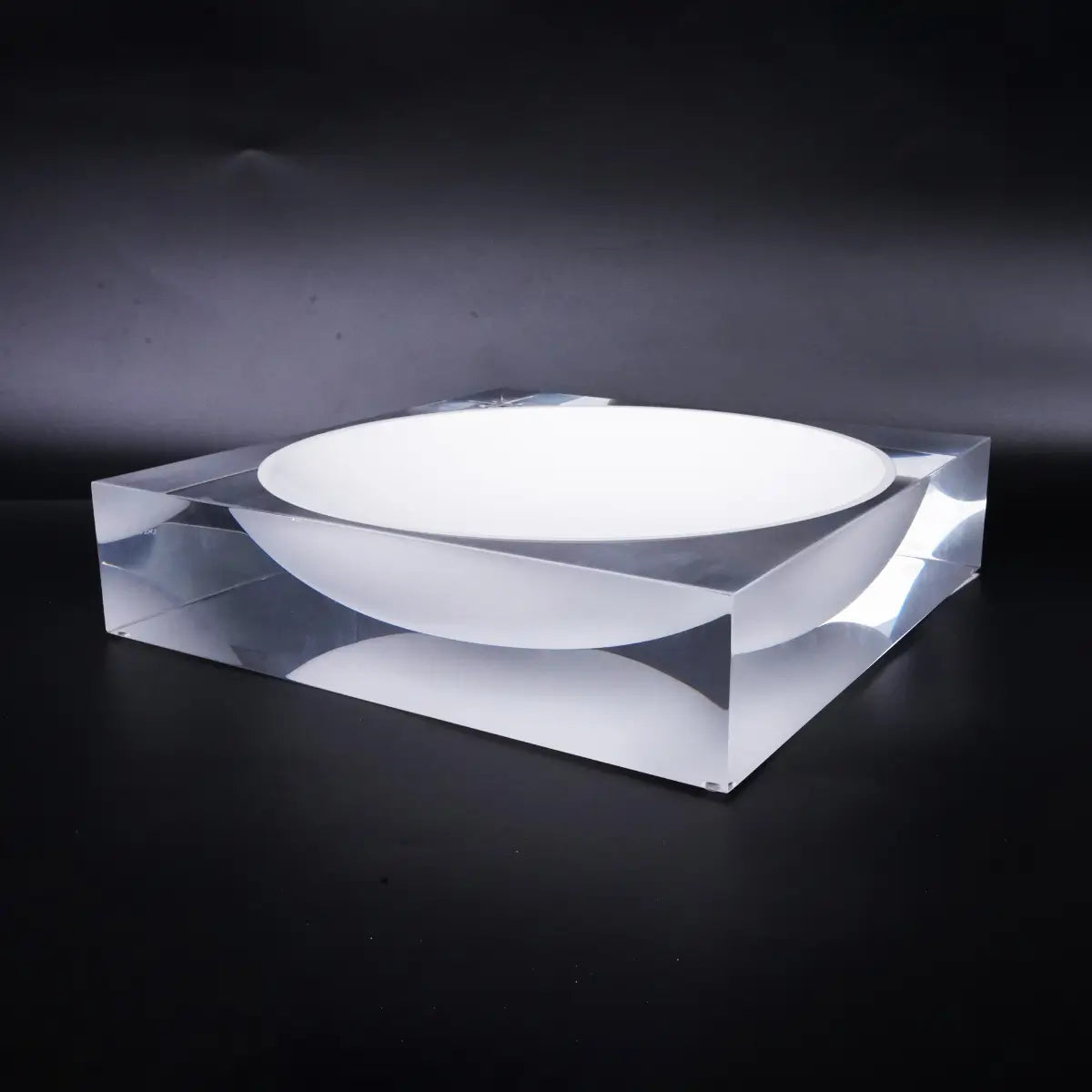 وعاء أكريليك مركزي – لون أبيض أنيق