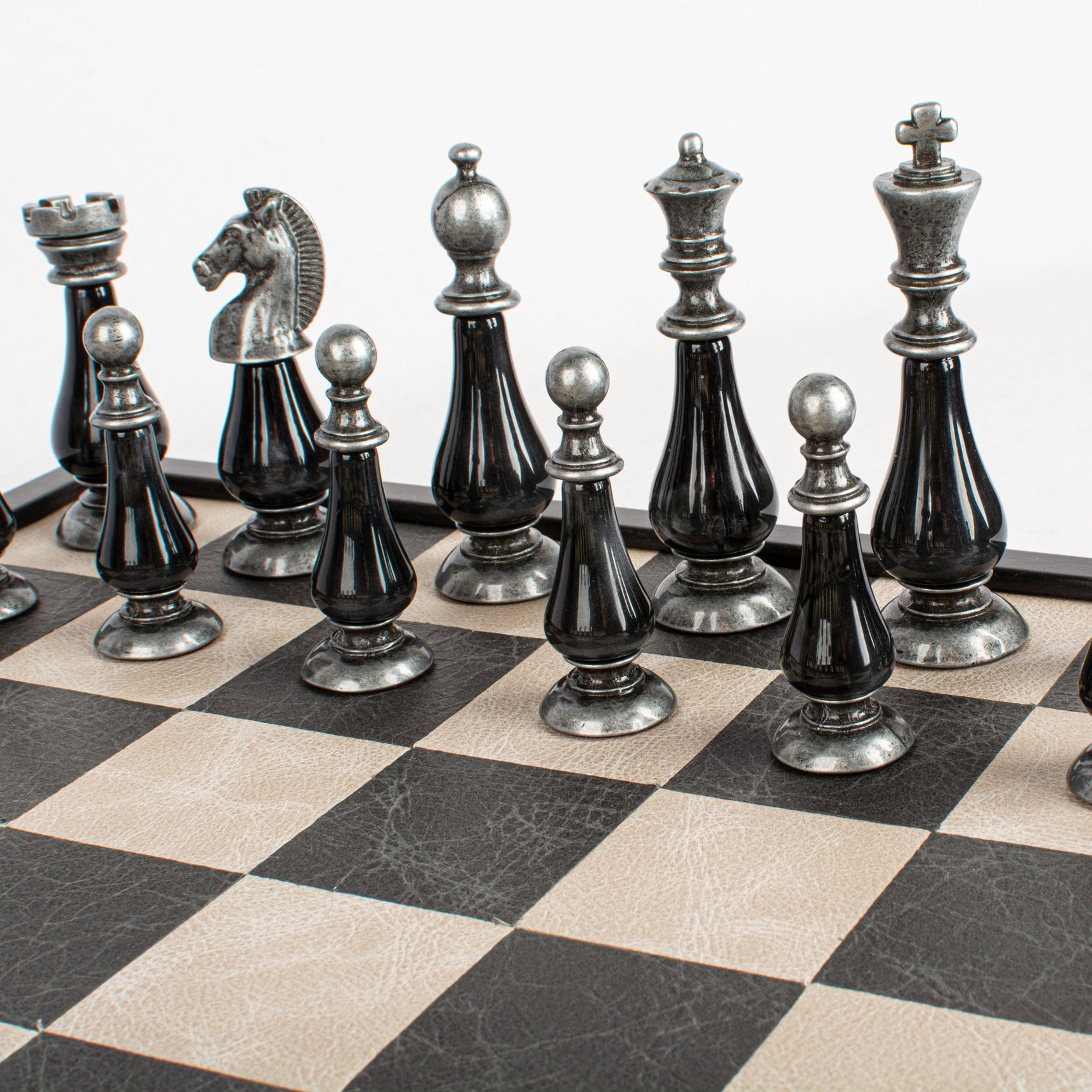 مجموعة شطرنج فاخرة بسطح جلدي بلونين
