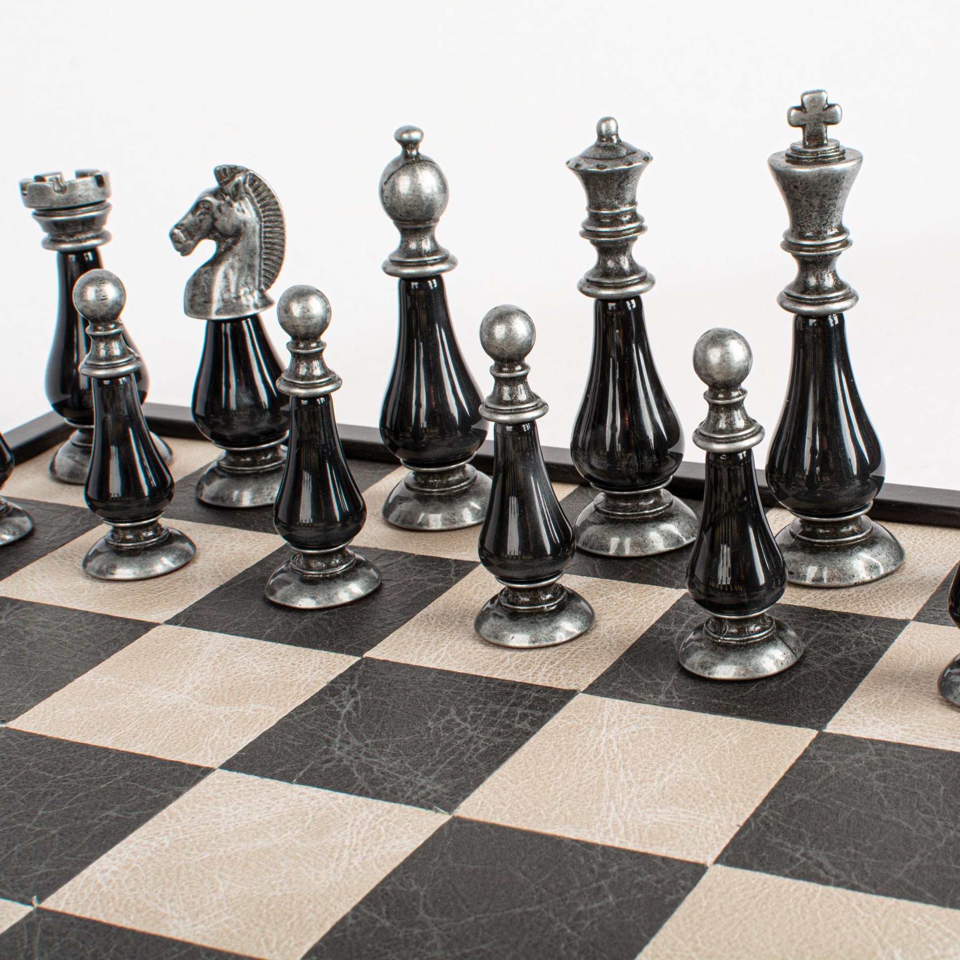 مجموعة شطرنج فاخرة بسطح جلدي بلونين