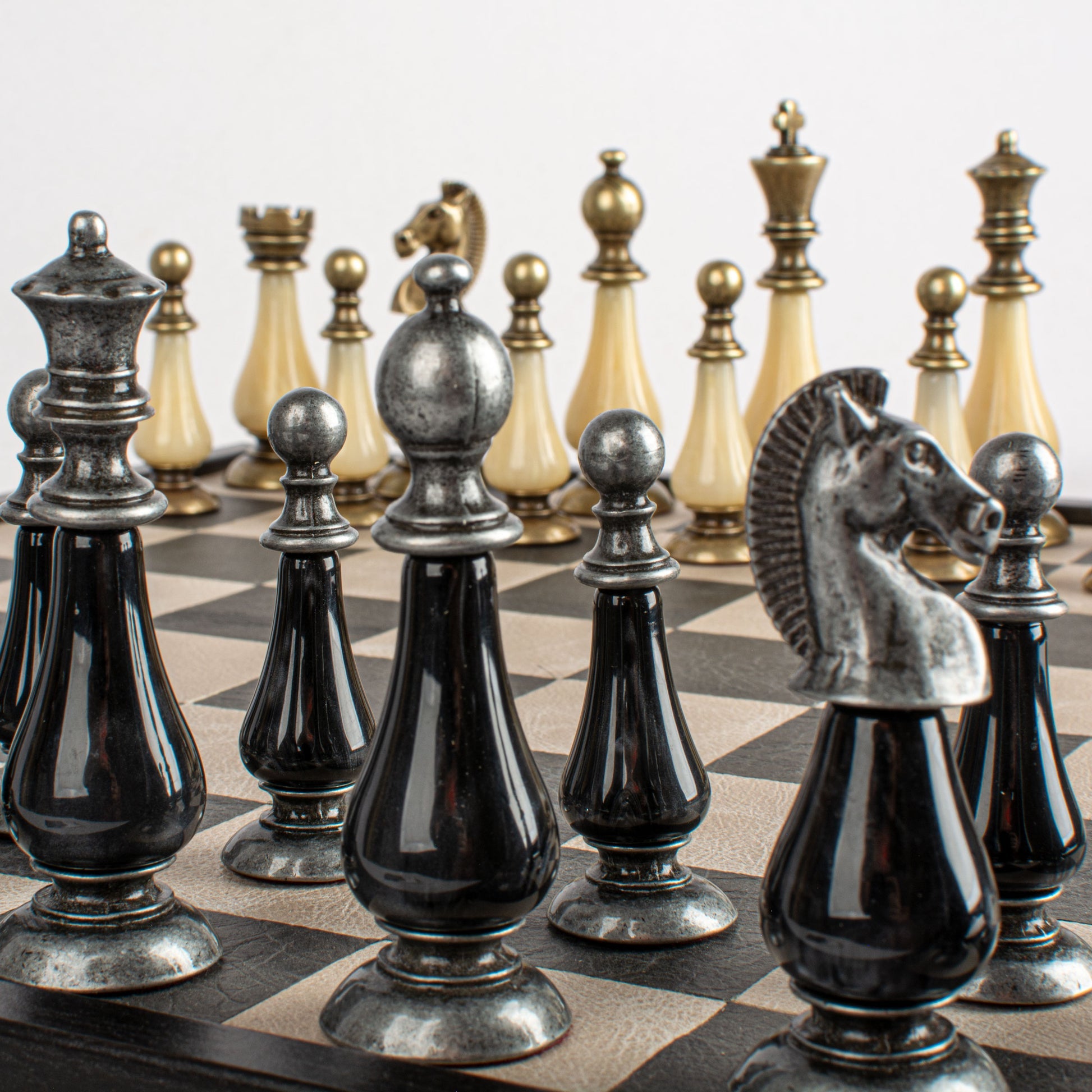 مجموعة شطرنج فاخرة بسطح جلدي بلونين