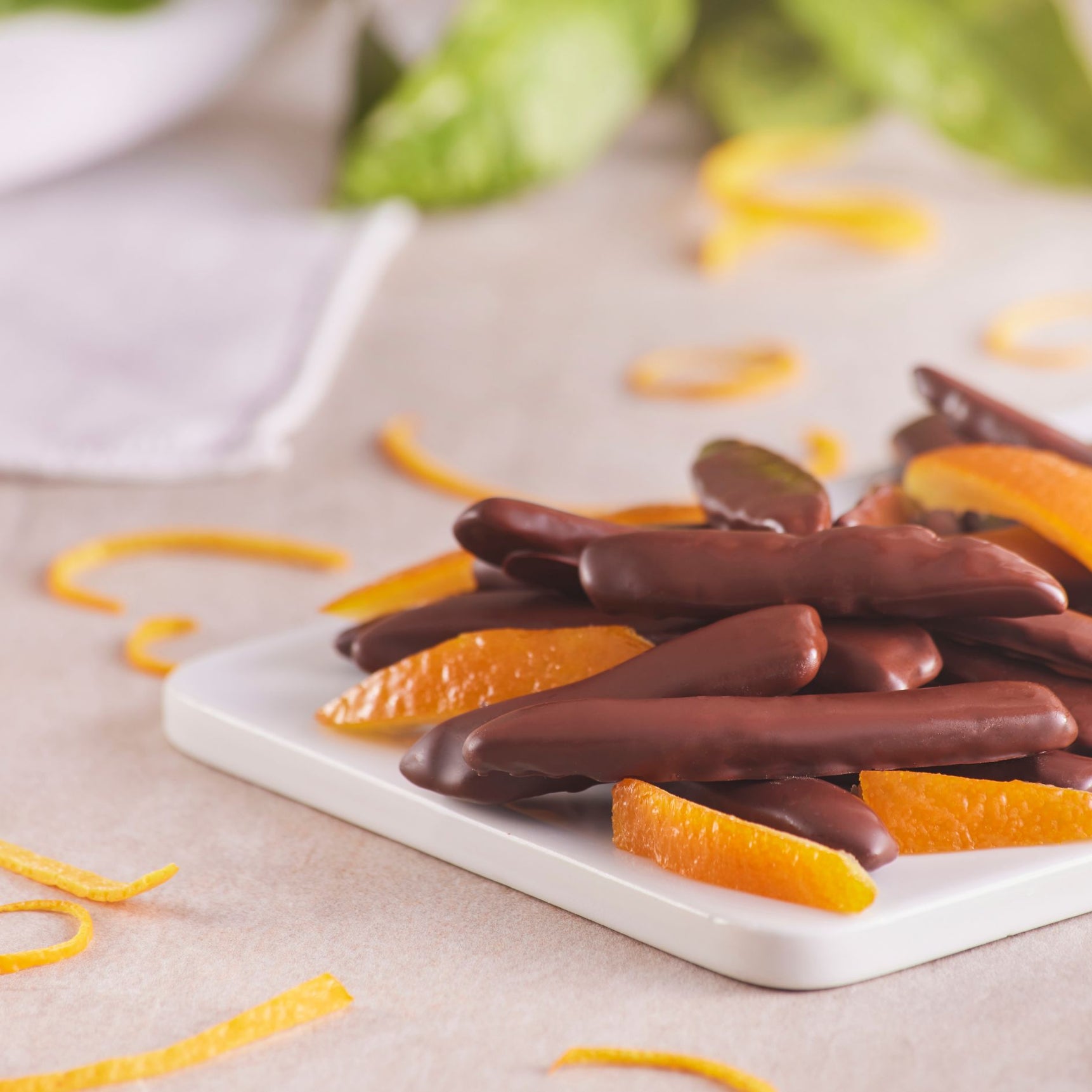 قشور البرتقال الصقلي المجففة والمغطاة بشوكولاتة داكنة - 60 غرام