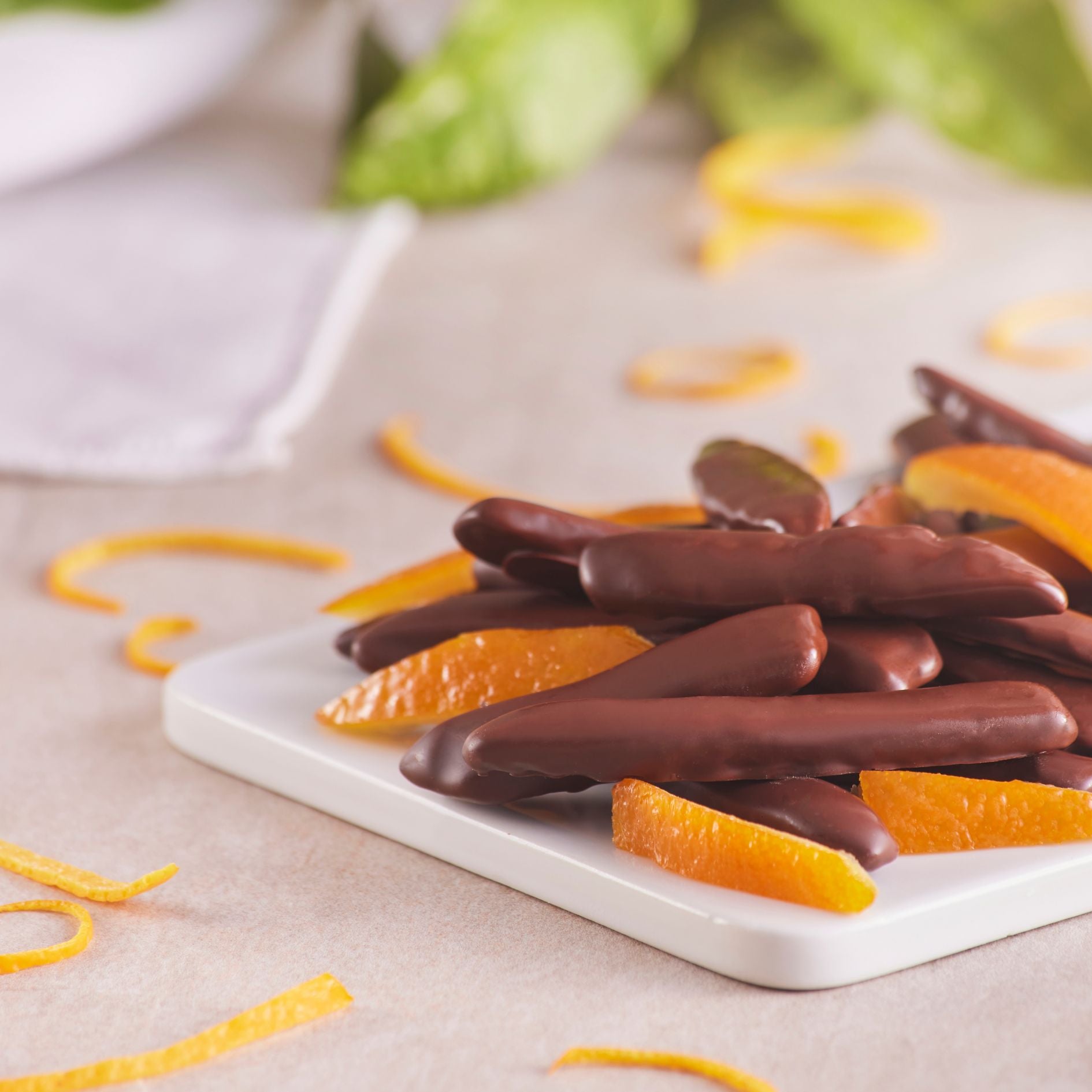 قشور البرتقال الصقلي المجففة والمغطاة بشوكولاتة داكنة - 60 غرام