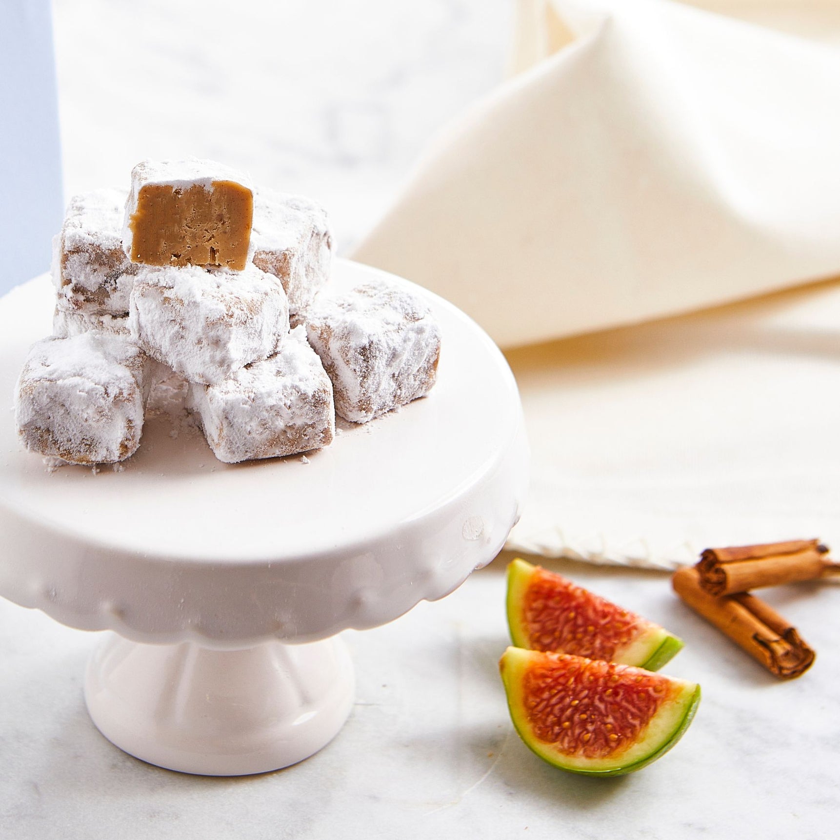 حلوى ناعمة بنكهة التين والقرفة المغطاة بالسكر البودرة - 200 غرام